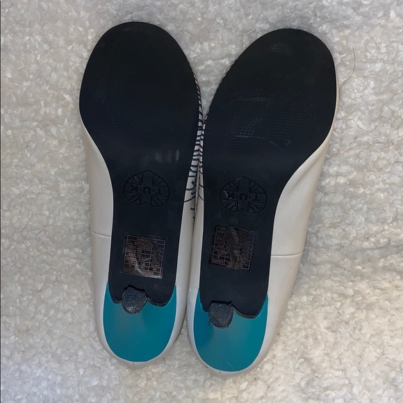 ModCloth Tuk Proudly Posh Feather Pumps Size 9 - Picture 4 of 5